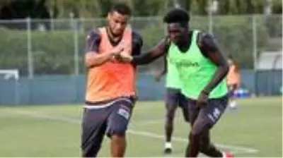 Beşiktaşlı yönetici Erdal Torunoğulları, Alanyasporlu N'Sakala ve Welinton ile bir araya geldi Beşiktaşlı yönetici Erdal Torunoğulları, Alanyasporlu N'Sakala ve Welinton ile bir araya geldi
