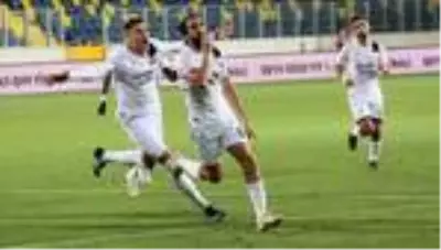 Fatih Karagümrüklü taraftarlar, Adana Demirspor maçını Vefa Stadı'ndaki ekrandan takip ediyor Fatih Karagümrüklü taraftarlar, Adana Demirspor maçını Vefa Stadı'ndaki ekrandan takip ediyor
