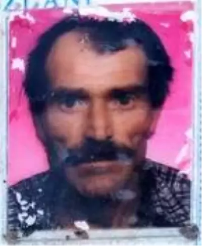 Kan kusunca minibüsten inen yaşlı adam, oturduğu kaldırımda yaşamını yitirdi Kan kusunca minibüsten inen yaşlı adam, oturduğu kaldırımda yaşamını yitirdi
