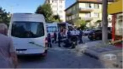Kan kusunca minibüsten inen yaşlı adam, oturduğu kaldırımda yaşamını yitirdi Kan kusunca minibüsten inen yaşlı adam, oturduğu kaldırımda yaşamını yitirdi