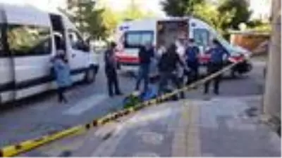 Kan kusunca minibüsten inen yaşlı adam, oturduğu kaldırımda yaşamını yitirdi Kan kusunca minibüsten inen yaşlı adam, oturduğu kaldırımda yaşamını yitirdi