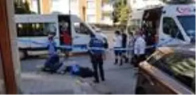 Kan kusunca minibüsten inen yaşlı adam, oturduğu kaldırımda yaşamını yitirdi Kan kusunca minibüsten inen yaşlı adam, oturduğu kaldırımda yaşamını yitirdi