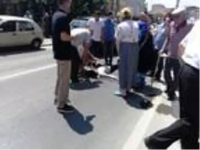 Tartıştığı babasından kaçan genç kıza otomobil çarptı! O anlar güvenlik kamerasına yansıdı Tartıştığı babasından kaçan genç kıza otomobil çarptı! O anlar güvenlik kamerasına yansıdı