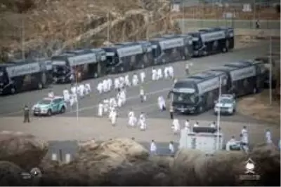 Hacı adayları Arafat'tan Müzdelife'ye hareket etti Hacı adayları Arafat'tan Müzdelife'ye hareket etti