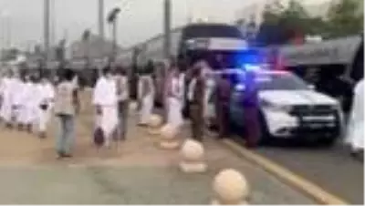 - Hacı adayları Arafat'tan Müzdelife'ye hareket etti - Hacı adayları Arafat'tan Müzdelife'ye hareket etti