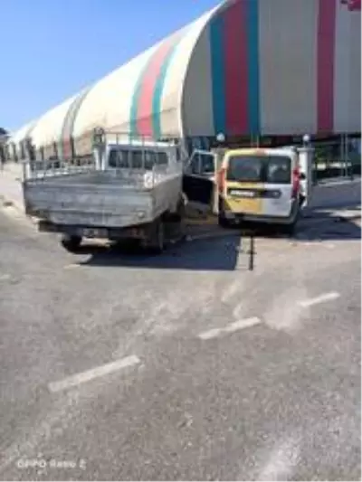 Hafif ticari araç ile kamyonet çarpıştı: 2 yaralı Hafif ticari araç ile kamyonet çarpıştı: 2 yaralı