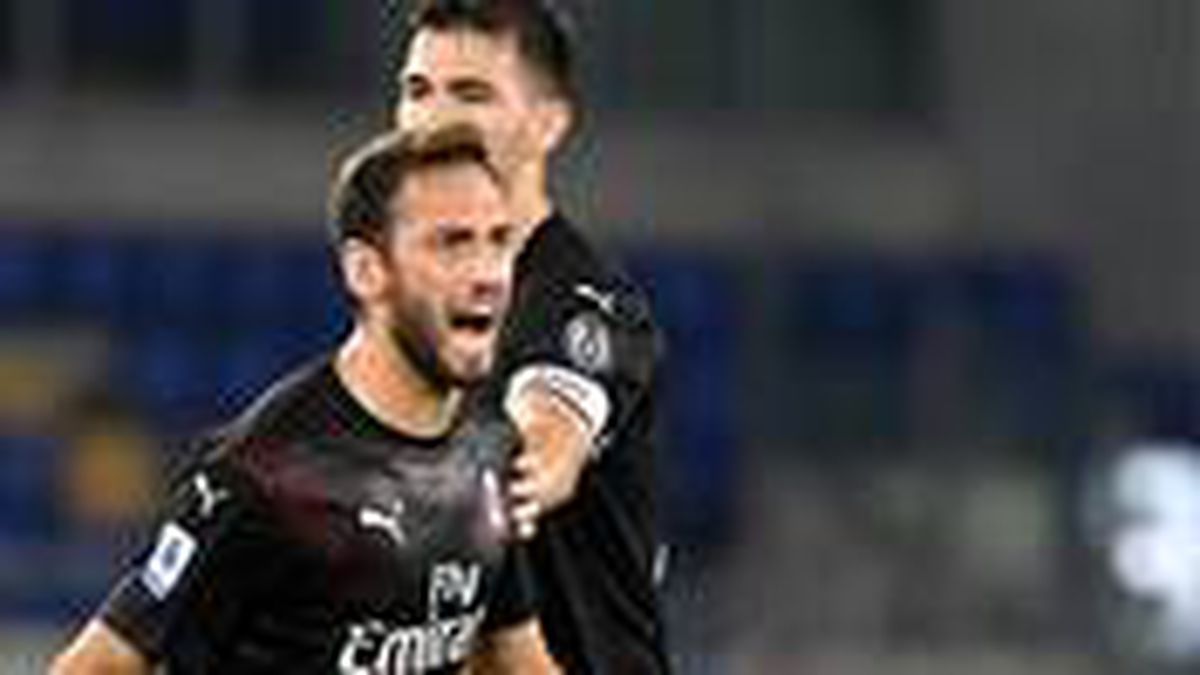 Hakan Çalhanoğlu, Milan'ın Sampdoria'yı 4 golle geçtiği maçta 12 yıllık rekoru kırdı
