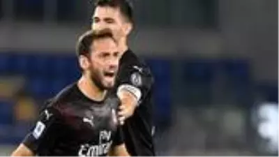 Hakan Çalhanoğlu, Milan'ın Sampdoria'yı 4 golle geçtiği maçta 12 yıllık rekoru kırdı Hakan Çalhanoğlu, Milan'ın Sampdoria'yı 4 golle geçtiği maçta 12 yıllık rekoru kırdı
