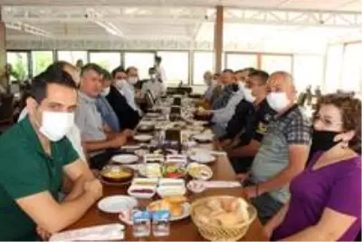 İlçenin sevilen Kaymakamı Yavuz vatandaşlarla vedalaşarak ilçeden ayrıldı İlçenin sevilen Kaymakamı Yavuz vatandaşlarla vedalaşarak ilçeden ayrıldı