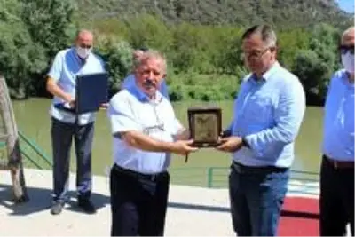 İlçenin sevilen Kaymakamı Yavuz vatandaşlarla vedalaşarak ilçeden ayrıldı İlçenin sevilen Kaymakamı Yavuz vatandaşlarla vedalaşarak ilçeden ayrıldı