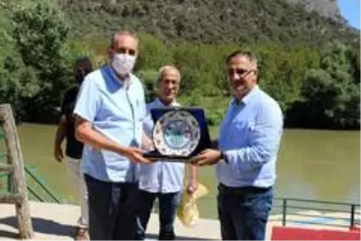 İlçenin sevilen Kaymakamı Yavuz vatandaşlarla vedalaşarak ilçeden ayrıldı İlçenin sevilen Kaymakamı Yavuz vatandaşlarla vedalaşarak ilçeden ayrıldı