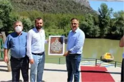 İlçenin sevilen Kaymakamı Yavuz vatandaşlarla vedalaşarak ilçeden ayrıldı İlçenin sevilen Kaymakamı Yavuz vatandaşlarla vedalaşarak ilçeden ayrıldı
