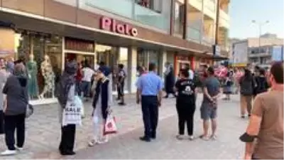 Bursa'da sahibinin elinden kaçarak giyim mağazasına dalan kurbanlık boğa, büyük korku ve panik yaşattı Bursa'da sahibinin elinden kaçarak giyim mağazasına dalan kurbanlık boğa, büyük korku ve panik yaşattı