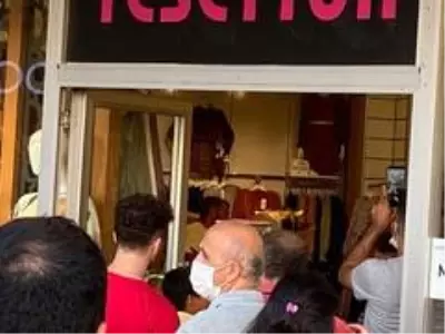 Bursa'da sahibinin elinden kaçarak giyim mağazasına dalan kurbanlık boğa, büyük korku ve panik yaşattı Bursa'da sahibinin elinden kaçarak giyim mağazasına dalan kurbanlık boğa, büyük korku ve panik yaşattı