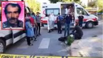 Kan kusunca minibüsten inen yaşlı adam, oturduğu kaldırımda yaşamını yitirdi Kan kusunca minibüsten inen yaşlı adam, oturduğu kaldırımda yaşamını yitirdi