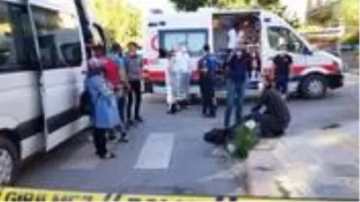 Kan kusunca minibüsten inen yaşlı adam, oturduğu kaldırımda yaşamını yitirdi Kan kusunca minibüsten inen yaşlı adam, oturduğu kaldırımda yaşamını yitirdi