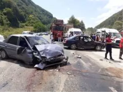 Karabük'te iki otomobil çarpıştı: 3'ü çocuk 6 yaralı Karabük'te iki otomobil çarpıştı: 3'ü çocuk 6 yaralı