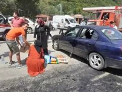 Karabük'te iki otomobil çarpıştı: 3'ü çocuk 6 yaralı Karabük'te iki otomobil çarpıştı: 3'ü çocuk 6 yaralı