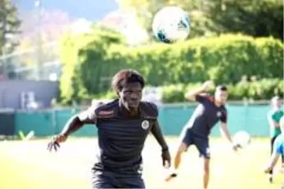 Devler Ligi'nde mücadele edecek olan Beşiktaş, ilk imzayı N'Sakala'ya attırdı Devler Ligi'nde mücadele edecek olan Beşiktaş, ilk imzayı N'Sakala'ya attırdı