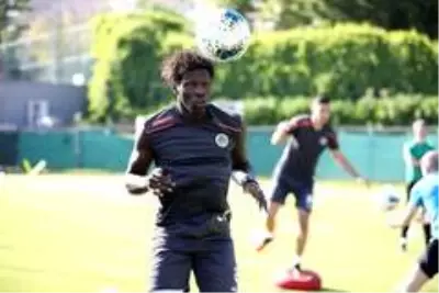 Devler Ligi'nde mücadele edecek olan Beşiktaş, ilk imzayı N'Sakala'ya attırdı Devler Ligi'nde mücadele edecek olan Beşiktaş, ilk imzayı N'Sakala'ya attırdı