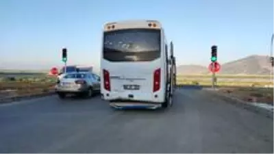 Kırmızı ışıkta bekleyen midibüse arkadan çarptı: 6 yaralı Kırmızı ışıkta bekleyen midibüse arkadan çarptı: 6 yaralı