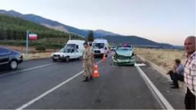Kırmızı ışıkta bekleyen midibüse arkadan çarptı: 6 yaralı Kırmızı ışıkta bekleyen midibüse arkadan çarptı: 6 yaralı