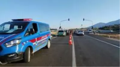 Kırmızı ışıkta bekleyen midibüse arkadan çarptı: 6 yaralı Kırmızı ışıkta bekleyen midibüse arkadan çarptı: 6 yaralı