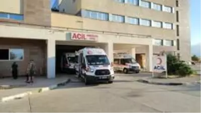 Kırmızı ışıkta bekleyen midibüse arkadan çarptı: 6 yaralı Kırmızı ışıkta bekleyen midibüse arkadan çarptı: 6 yaralı