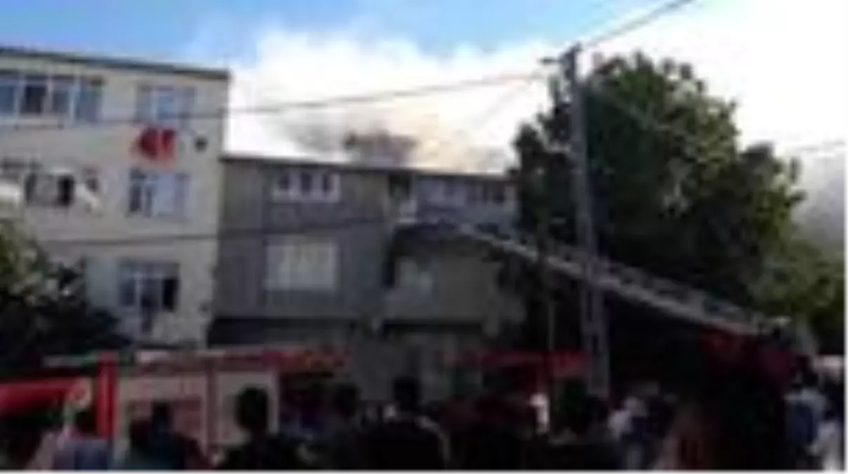 Küçükçekmece'de iki katlı binada çıkan yangın söndürüldü