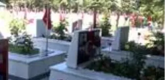 Cebeci Askeri Şehitliği: Şehit aileleri bayram arefesinde şehitlerin kabrini ziyaret etti Cebeci Askeri Şehitliği: Şehit aileleri bayram arefesinde şehitlerin kabrini ziyaret etti