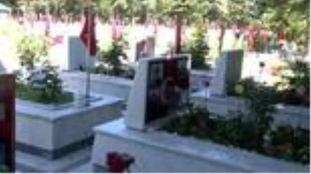 Şehit aileleri bayram arefesinde şehitlerin kabrini ziyaret etti