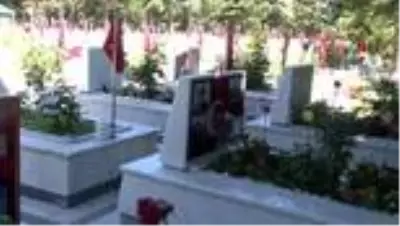 Şehit aileleri bayram arefesinde şehitlerin kabrini ziyaret etti Şehit aileleri bayram arefesinde şehitlerin kabrini ziyaret etti