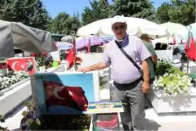 Şehit aileleri bayram arifesinde şehitlerin kabrini ziyaret etti Şehit aileleri bayram arifesinde şehitlerin kabrini ziyaret etti