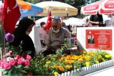 Şehit aileleri bayram arifesinde şehitlerin kabrini ziyaret etti Şehit aileleri bayram arifesinde şehitlerin kabrini ziyaret etti