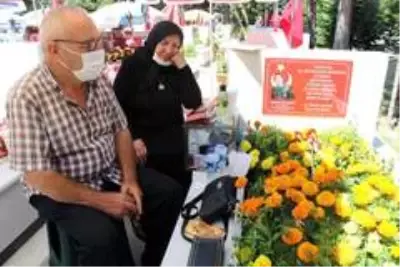 Şehit aileleri bayram arifesinde şehitlerin kabrini ziyaret etti Şehit aileleri bayram arifesinde şehitlerin kabrini ziyaret etti