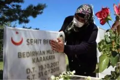 Şehit Bedirhan bebek ve annesi mezarı başında anıldı Şehit Bedirhan bebek ve annesi mezarı başında anıldı