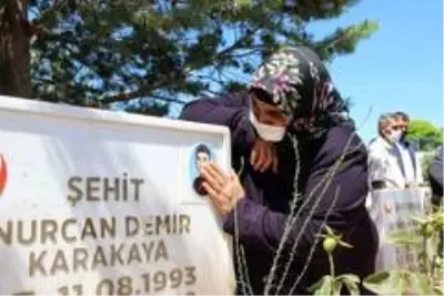 Şehit Bedirhan bebek ve annesi mezarı başında anıldı Şehit Bedirhan bebek ve annesi mezarı başında anıldı