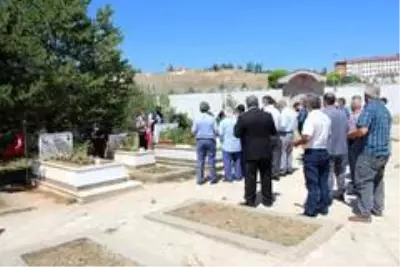 Şehit Bedirhan bebek ve annesi mezarı başında anıldı Şehit Bedirhan bebek ve annesi mezarı başında anıldı