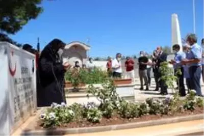 Şehit Bedirhan bebek ve annesi mezarı başında anıldı Şehit Bedirhan bebek ve annesi mezarı başında anıldı