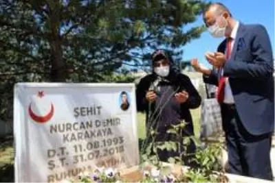Şehit Bedirhan bebek ve annesi mezarı başında anıldı Şehit Bedirhan bebek ve annesi mezarı başında anıldı