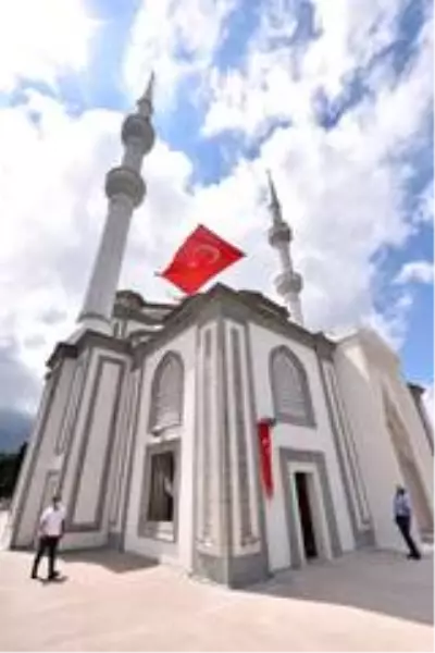 Sultan Alparslan Camii ibadete açıldı Sultan Alparslan Camii ibadete açıldı