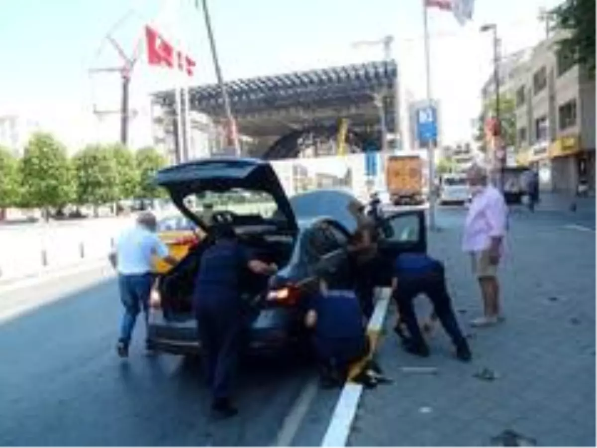 Taksim'de yavru kedileri kurtarma operasyonu
