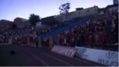 Taraftarlar, maçı Vefa Stadı'ndaki ekrandan takip ediyor Taraftarlar, maçı Vefa Stadı'ndaki ekrandan takip ediyor