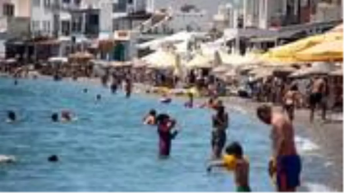 Tatilciler yolları kilitledi, Bodrum'da tüm sahiller doldu