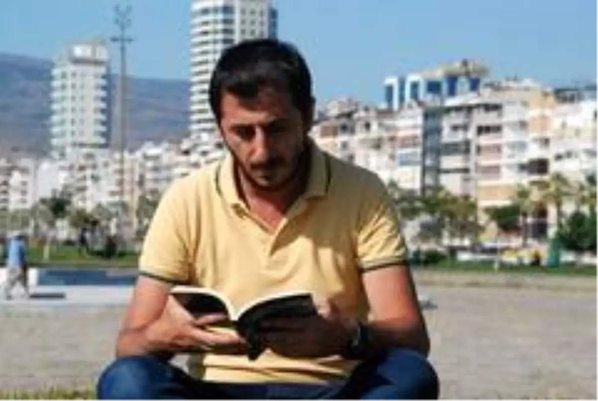 'Terlikli İZBAN kekosu' diye küçümsenmişti, 5 yıl sonra yazar oldu