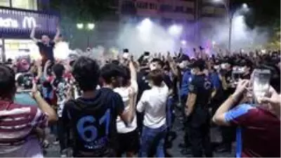 Trabzonspor taraftarı 10 yıl sonra gelen kupayı kutladı Trabzonspor taraftarı 10 yıl sonra gelen kupayı kutladı