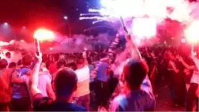 Trabzonspor taraftarı 10 yıl sonra gelen kupayı kutladı Trabzonspor taraftarı 10 yıl sonra gelen kupayı kutladı