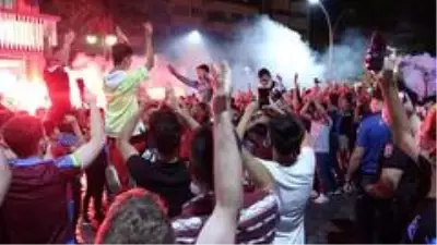 Trabzonspor taraftarı 10 yıl sonra gelen kupayı kutladı Trabzonspor taraftarı 10 yıl sonra gelen kupayı kutladı