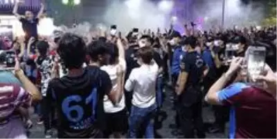 Trabzonspor taraftarı 10 yıl sonra gelen kupayı kutladı Trabzonspor taraftarı 10 yıl sonra gelen kupayı kutladı