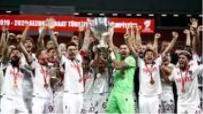 Trabzonsporlu Abdülkadir Ömür, kupa zaferini kolbastıyla kutladı Trabzonsporlu Abdülkadir Ömür, kupa zaferini kolbastıyla kutladı